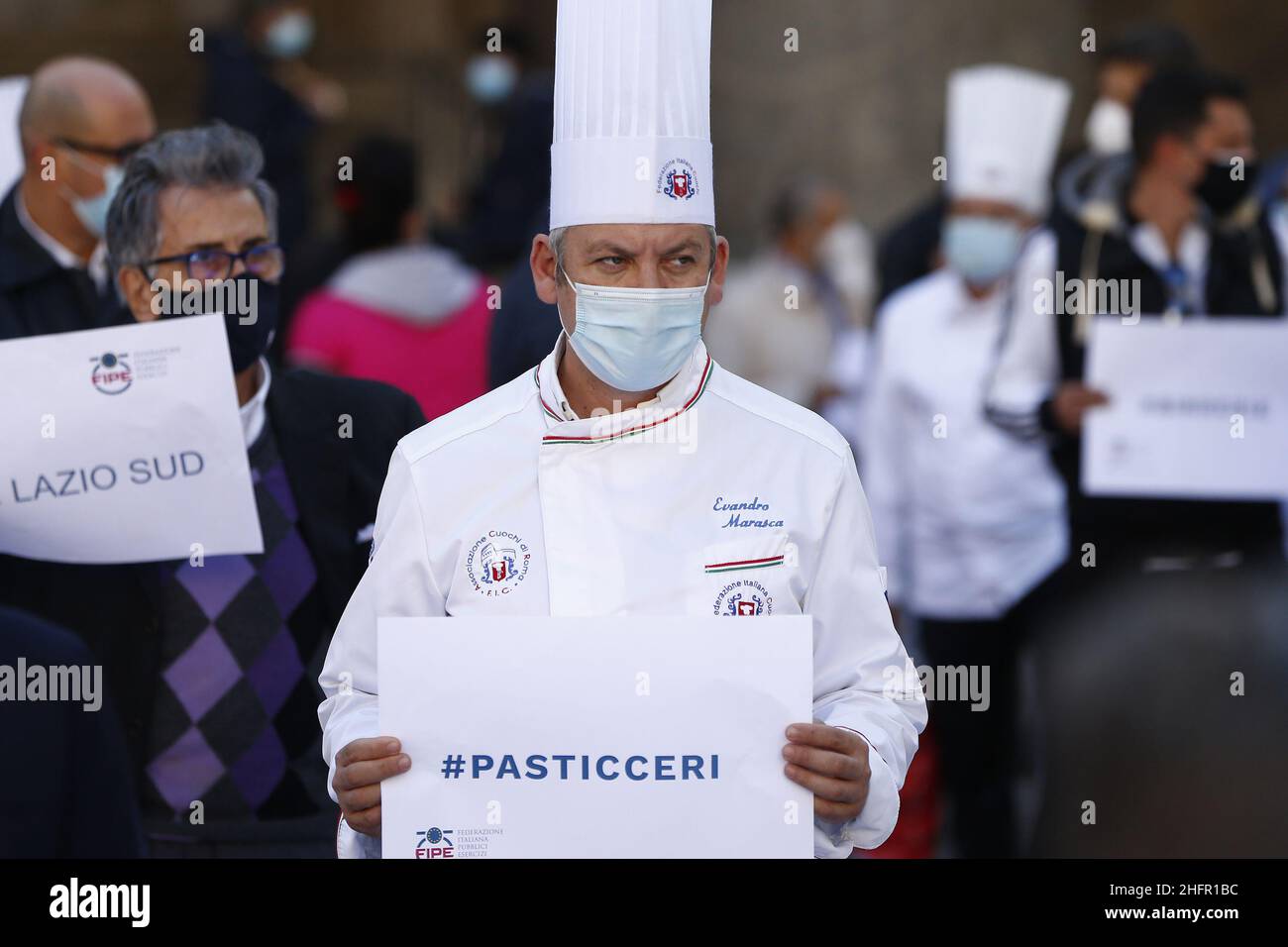Cecilia Fabiano/LaPresse Ottobre 28 , 2020 Roma (Italia) News : i lavoratori del settore della ristorazione protestano contro le nuove restrizioni del Covid-19 nel Pic : la manifestazione davanti al Pantheon Foto Stock