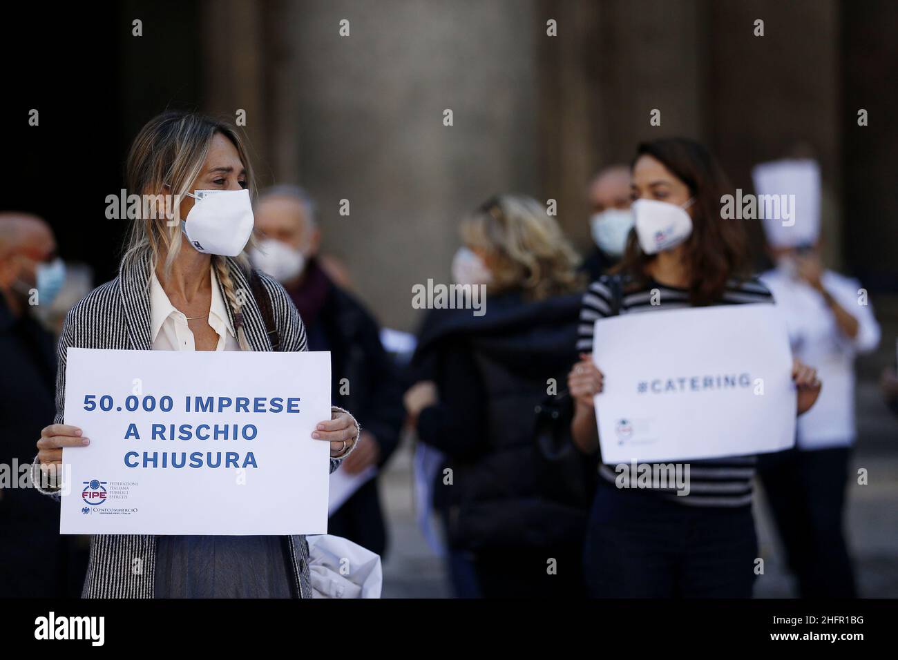 Cecilia Fabiano/LaPresse Ottobre 28 , 2020 Roma (Italia) News : i lavoratori del settore della ristorazione protestano contro le nuove restrizioni del Covid-19 nel Pic : la manifestazione davanti al Pantheon Foto Stock