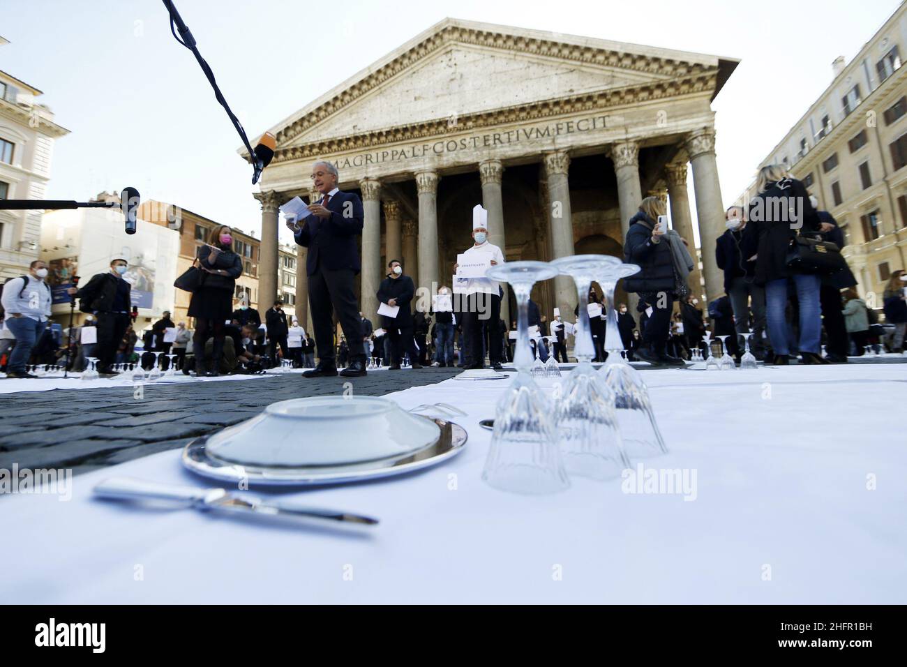 Cecilia Fabiano/LaPresse 28 ottobre 2020 Roma (Italia) News gli operatori del settore della ristorazione protestano contro le nuove restrizioni del Covid-19 nel Pic : la manifestazione davanti al Pantheon Foto Stock