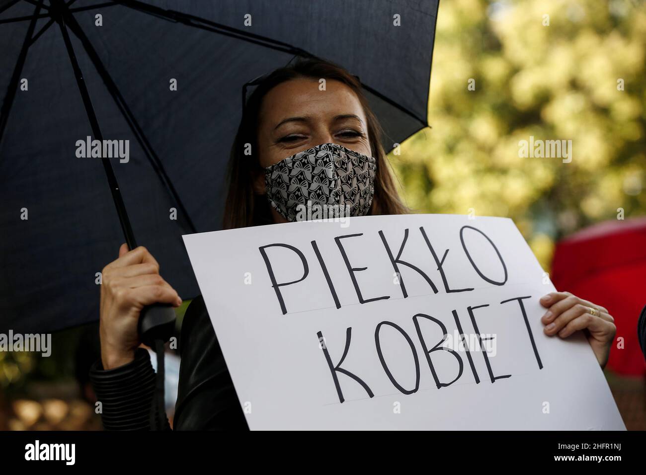 Cecilia Fabiano/LaPresse Ottobre 28 , 2020 Roma (Italia) News : dimostrazione di donne di fronte all'ambasciata polacca per protestare contro la legge che rende illegale l'aborto nel Pic : le donne polacche sostenute da organizzazioni italiane portano ombrelloni e rose come segno di lutto Foto Stock