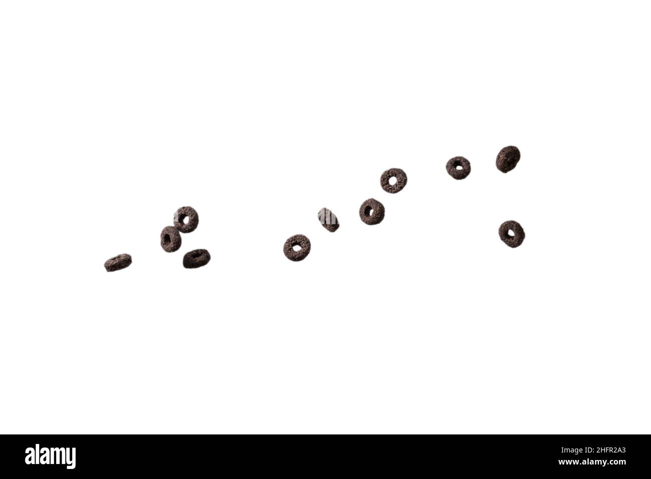 I cerali di cioccolato fuoriescono in una ciotola. Colazione. Isolato su sfondo bianco. Foto Stock