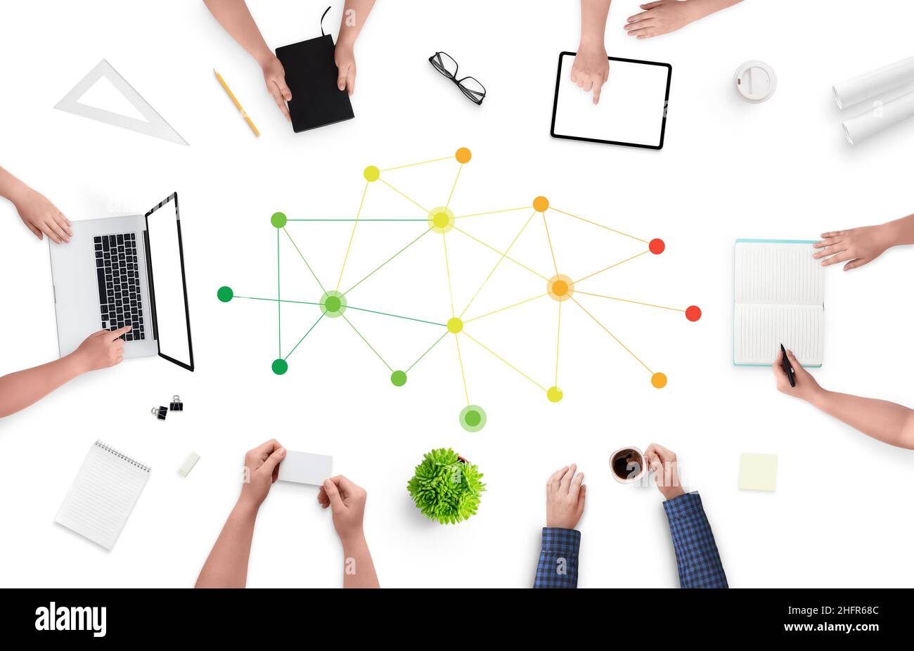 Concetto di networking professionale con persone che si trovano sulla scrivania e pin di rete al centro. Cavi verdi, gialli, arancioni, rossi su una scrivania bianca. Superiore Foto Stock