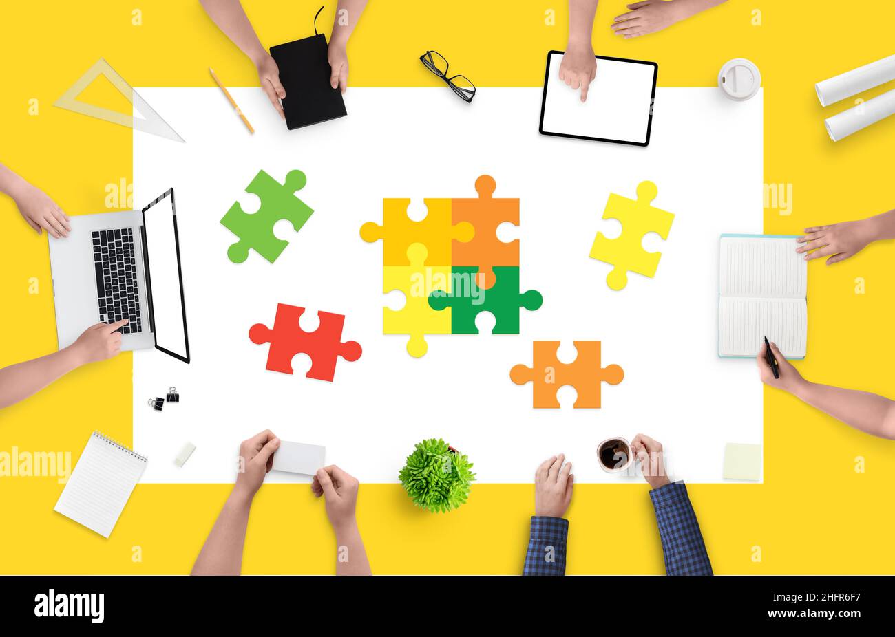 I dipendenti dell'azienda risolvono i puzzle. Il concetto di risolvere problemi e compiti in azienda. Lavorare insieme su un progetto. Vista dall'alto, piatto Foto Stock