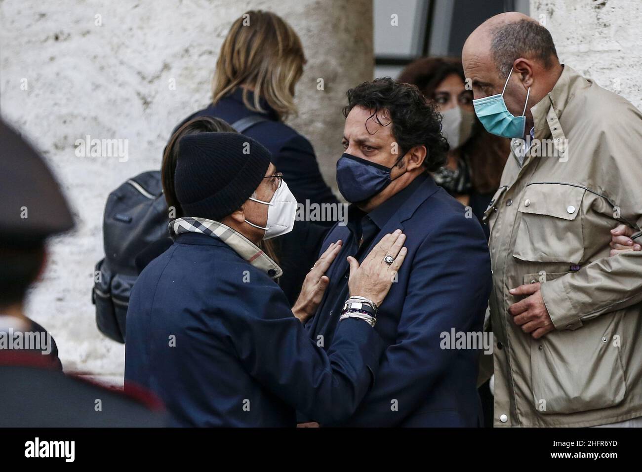 Cecilia Fabiano/LaPresse Novembre 05 , 2020 Roma News : la bara di Gigi Proietti lascia la Chiesa dell'artista&#x2019;s in Piazza del Popolo nel Pic : Paolo Bonolis , Enrico Brignano Foto Stock