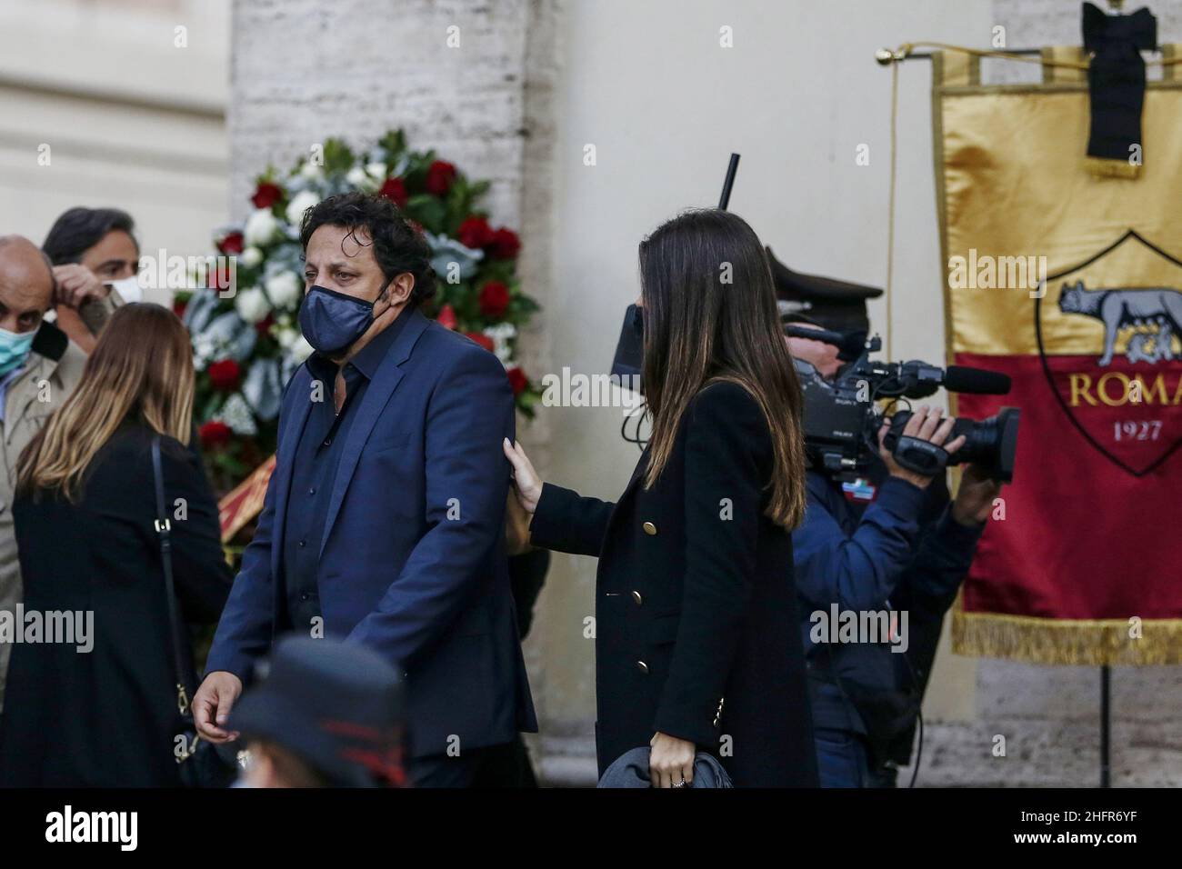 Cecilia Fabiano/LaPresse Novembre 05 , 2020 Roma (Italia) News : la bara di Gigi Proietti lascia la Chiesa dell'artista&#x2019;s in Piazza del Popolo nel Pic : Enrico Brignano Foto Stock