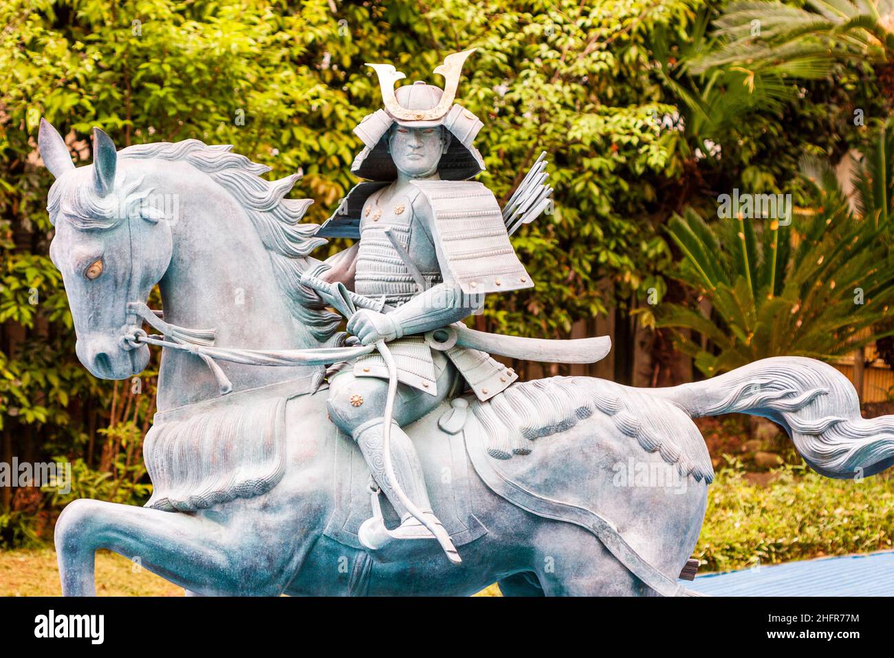 Statua al tempio di Suma Dera di Taira no Atsumori che è sorpreso da Kumagai Naozane all'inizio della loro destra nella guerra dei Genpai in Giappone. Foto Stock