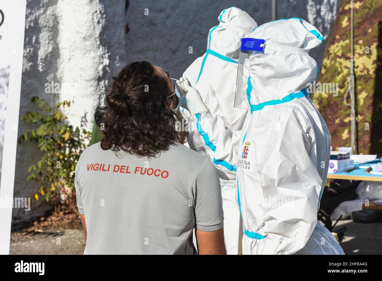 Foto Francesco Militello Mirto/LaPresse11-11-2020 Palermo, ItaliaCronacaEmergenza Covid-19 a Palermo, il prezzo soccorso dell'&#x2019;ospedale Civico dedicato ai casi ospettiNella foto: Personale del Ministero della Difesa e dell'ASP di Palermo eseguono i tambi per il Covid-19 sulla popolazione palermitanaPhoto Francesco Militello Mirto/LaPresseNovembre 11, 2020 Palermo, ItalyNewsCovid-19 emergenza a Palermo, il pronto soccorso dell'ospedale Civico dedicato ai casi sospetti Foto Stock