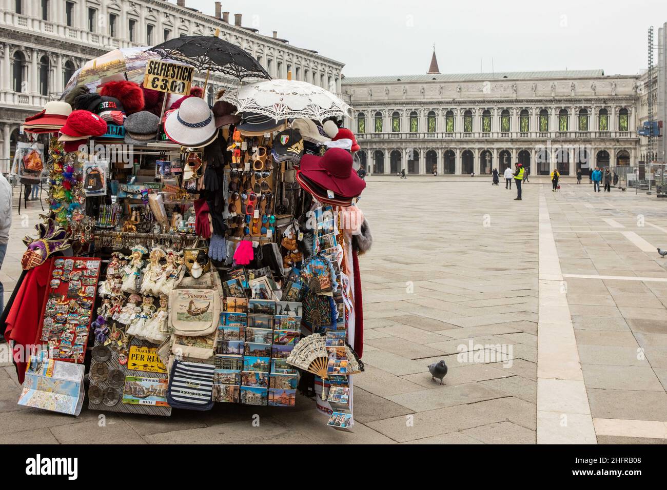 Foto Filippo Ciappi/LaPressecronaca14-11-2020 Venezia Coronavirus, Crisi economica nella cità di Venezia a causa della pandemiaNella Foto bancarella in PiazzaPhoto Filippo Ciappi/LaPresseNews 14 novembre 2020 Venezia Italia la crisi dovuta alla pandemia del covid-19 ha portato alla chiusura di numerose attività commerciali a Venezia. Venezia, 14 novembre 2020,1 Foto Stock
