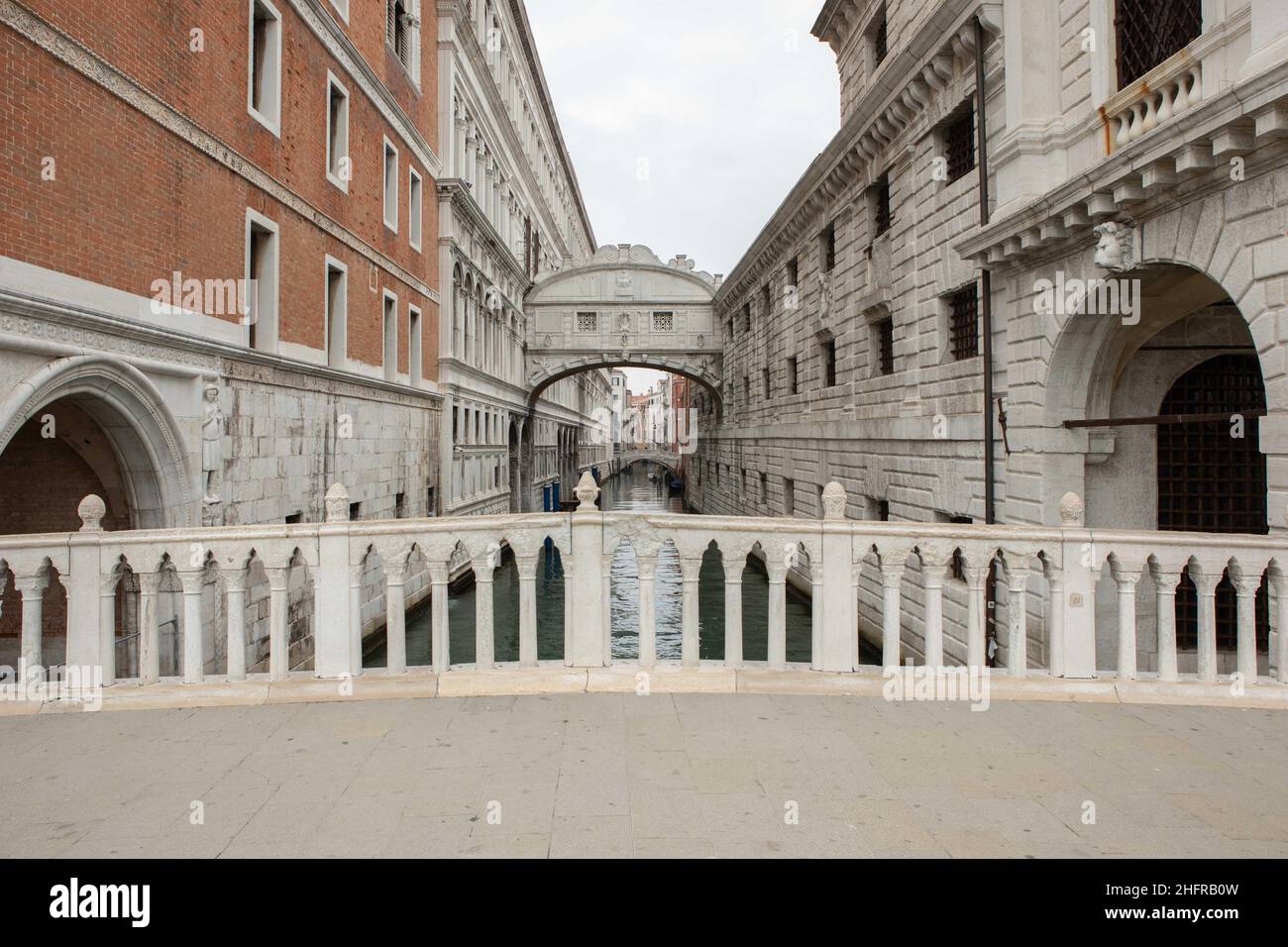 Foto Filippo Ciappi/LaPressecronaca14-11-2020 Venezia Coronavirus, Crisi economica nella cità di Venezia a causa della pandemiaNella Foto attività commerciali chiusePhoto Filippo Ciappi/LaPresseNews 14 novembre 2020 Venezia Italia la crisi dovuta alla pandemia del covid-19 ha portato alla chiusura di molte attività commerciali a Venezia. Venezia, 14 novembre 2020,1 Foto Stock