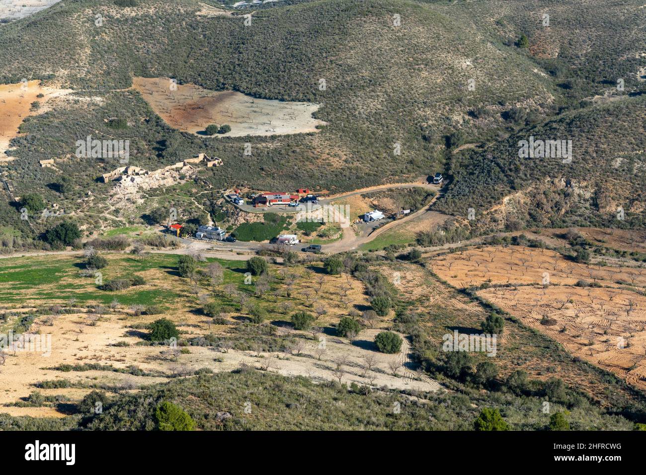 La Pinilla, Spagna - 1 Gennaio, 2022: Vista ad angolo di un piccolo campeggio con case a motore su una finca nel deserto di Murcia Foto Stock