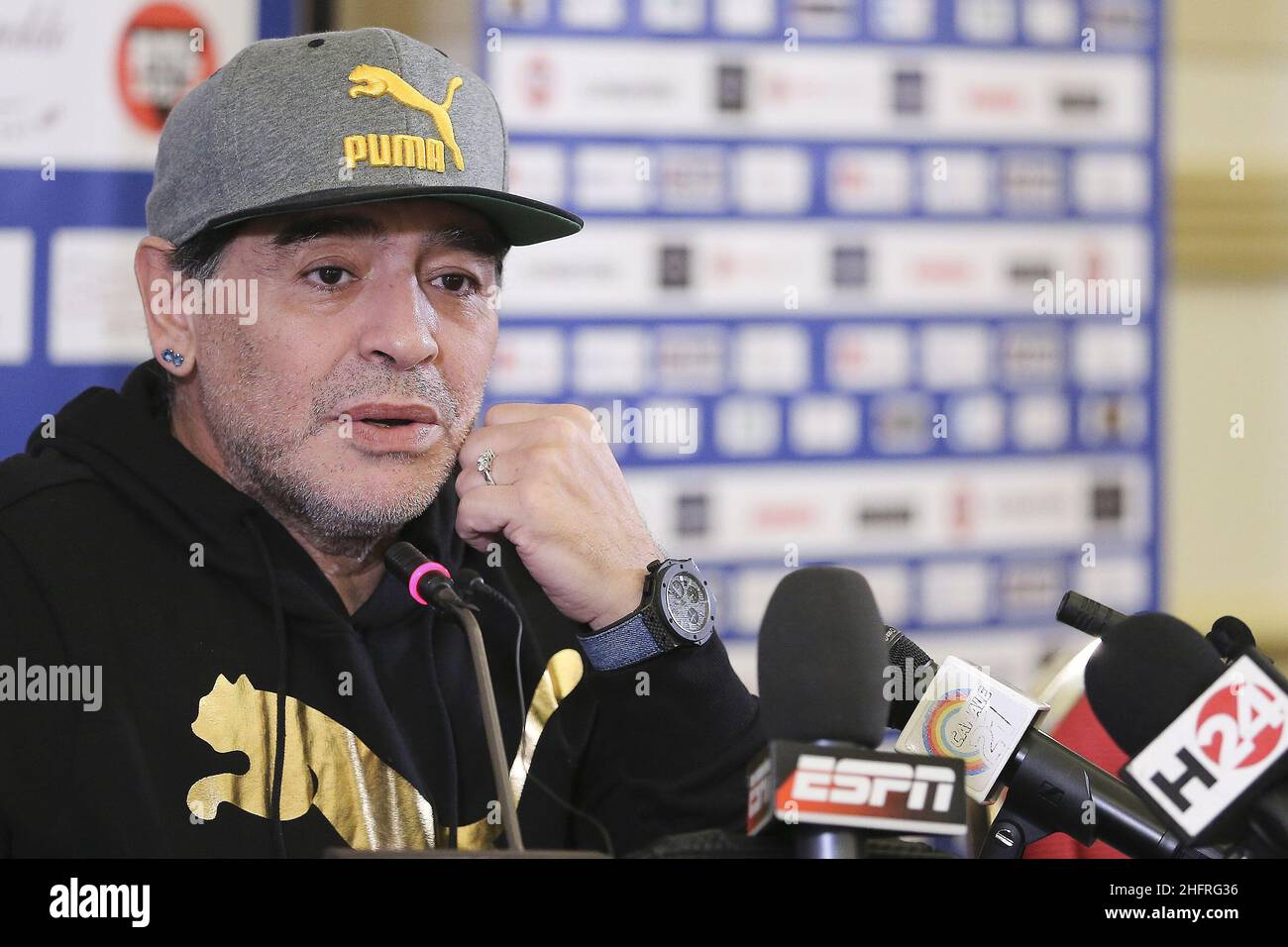 Foto LaPresse/Marco Cantile Napoli 15/01/2017 Cronaca Conferenza stampa di Diego Armando Maradona per presentare lo spettacolo al San Carlo con l'amore Alessandro Siani nella foto: Diego Armando Maradona Photo LaPresse/Marco Cantile Napoli 15/01/2017 News Conferenza stampa Diego Armando Maradona Foto Stock