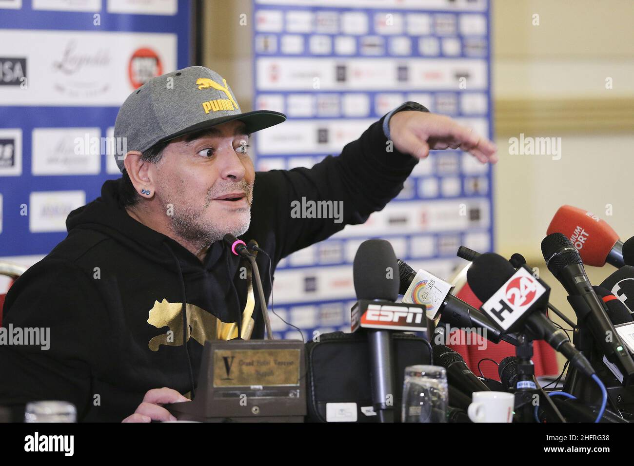 Foto LaPresse/Marco Cantile Napoli 15/01/2017 Cronaca Conferenza stampa di Diego Armando Maradona per presentare lo spettacolo al San Carlo con l'amore Alessandro Siani nella foto: Diego Armando Maradona Photo LaPresse/Marco Cantile Napoli 15/01/2017 News Conferenza stampa Diego Armando Maradona Foto Stock