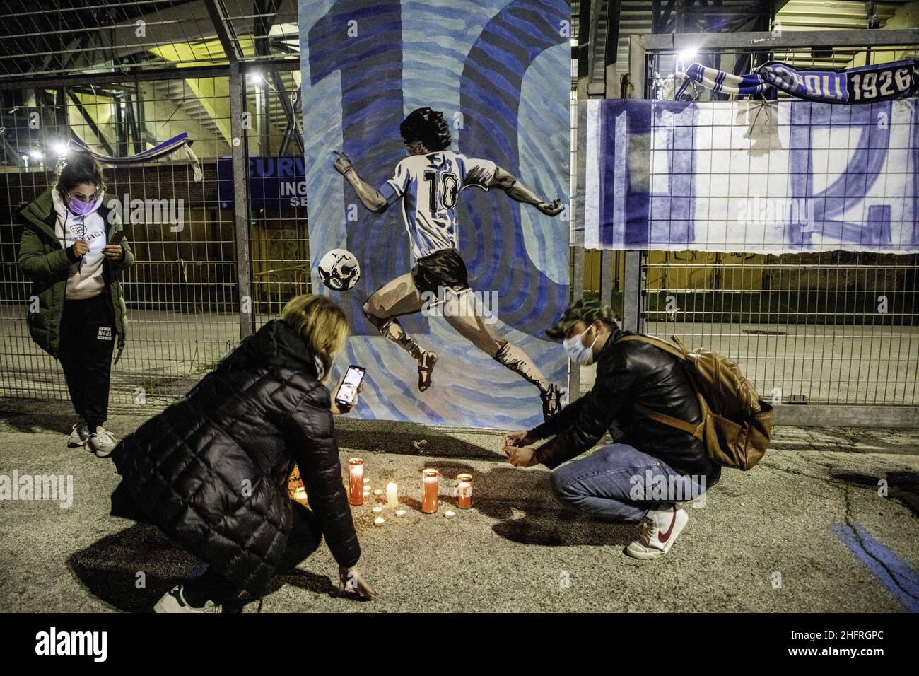 Foto Fabio Sasso/LaPresse 25 novembre 2020 Napoli, Italia conaca Tifosi accorsi allo stadio San Paolo dopo aver scelto la notizia della morte di Diego Armando Maradona Photo Fabio Sasso/LaPresse 25 novembre 2020 Napoli, Gli appassionati di notizie italiane si sono accordati allo stadio San Paolo dopo aver ascoltato la notizia della morte di Diego Armando Maradona Foto Stock