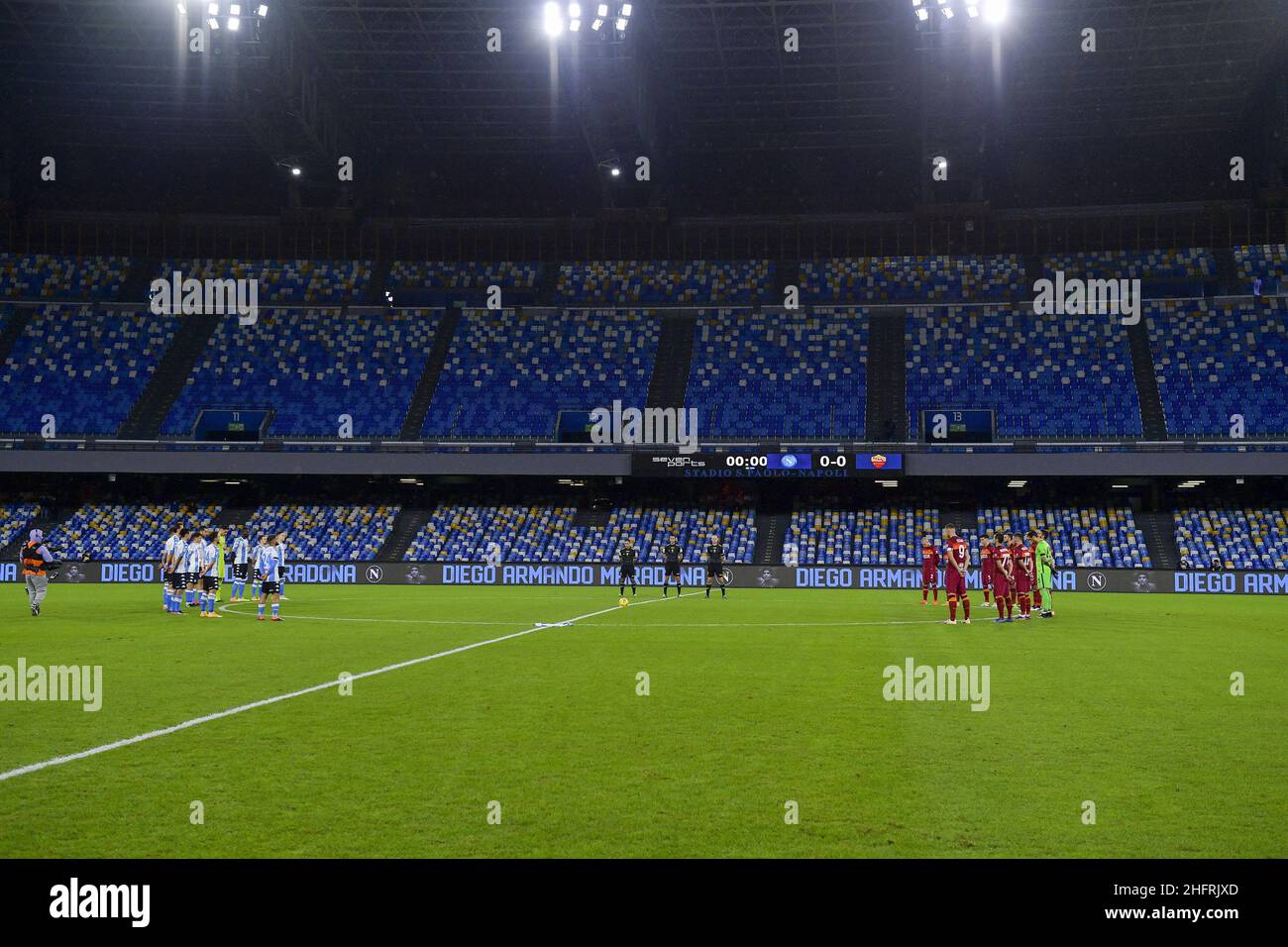 Fabio Rossi/AS Roma/LaPresse 29/11/2020 Napoli (Italia) Sport Soccer Napoli-Roma Campionato Italiano Calcio Serie A Tim 2020/2021 - Stadio San Paolo nella foto: Minuto di silenzio in memoria di Diego Armando Maradona Foto Stock