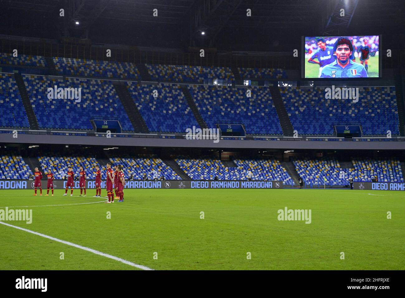 Fabio Rossi/AS Roma/LaPresse 29/11/2020 Napoli (Italia) Sport Soccer Napoli-Roma Campionato Italiano Calcio Serie A Tim 2020/2021 - Stadio San Paolo nella foto: Minuto di silenzio in memoria di Diego Armando Maradona Foto Stock