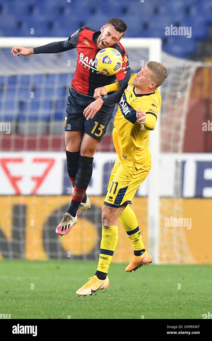 LaPresse - Tano Pecoraro 30 Novembre 2020 Città Genova - (Italia) Sport Calcio Genova vs Parma Campionato Italiano di Calcio Lega A TIM 2020/2021 - Stadio "Luigi Ferraris" nella foto: Mattia Bani, Andreas Cornelius Foto Stock