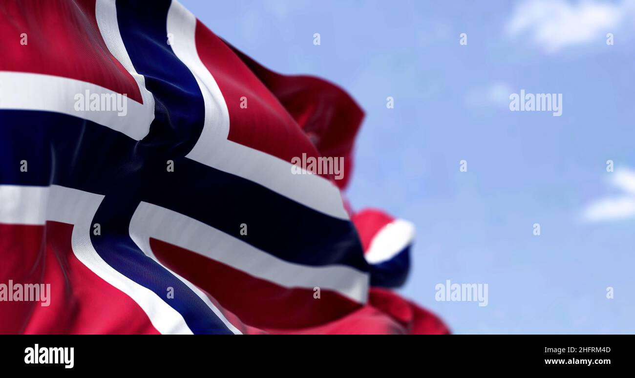 Dettaglio della bandiera nazionale della Norvegia che sventola nel vento in una giornata limpida. Democrazia e politica. Paese del Nord Europa. Messa a fuoco selettiva. Foto Stock