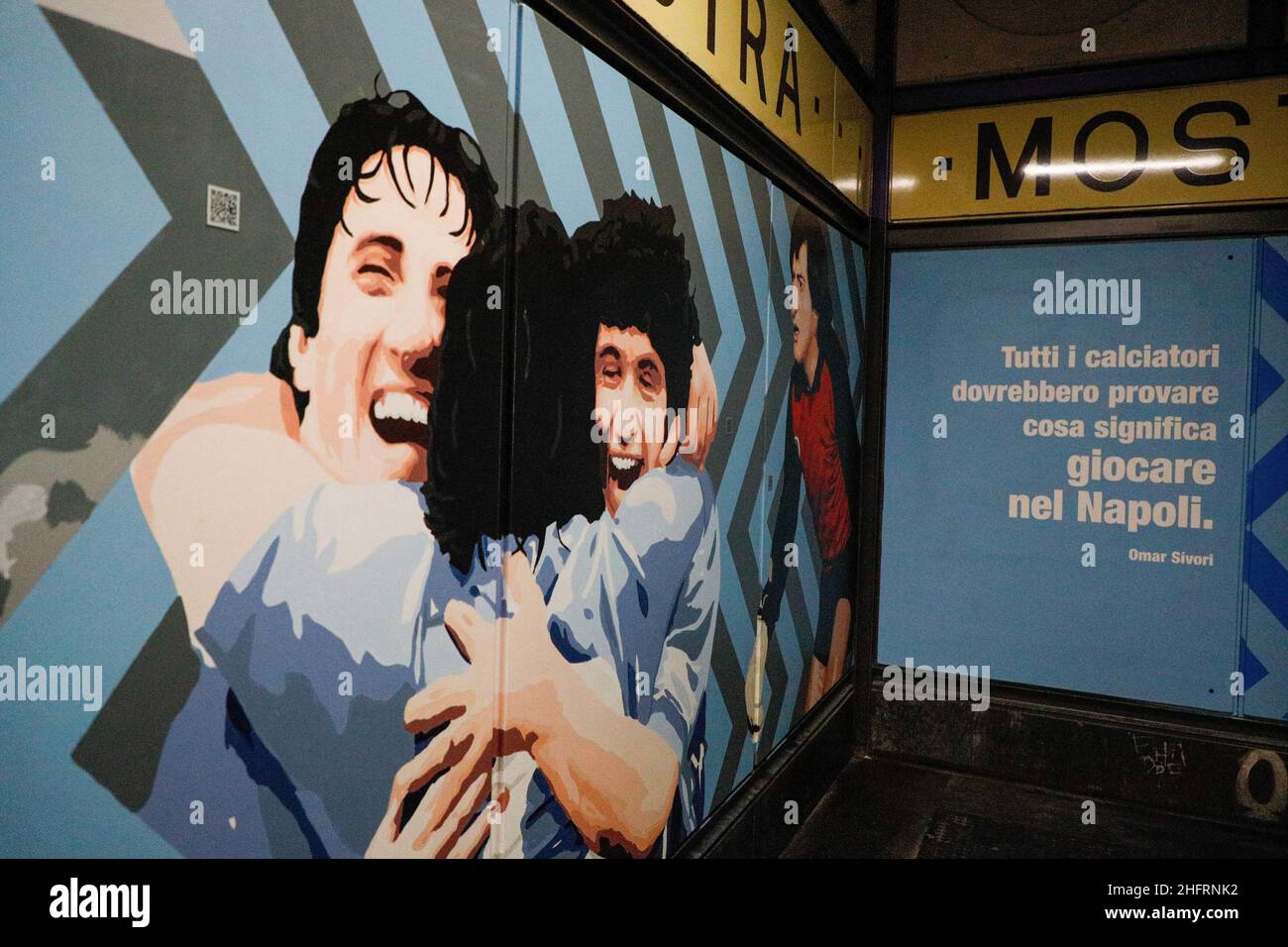 Foto Fabio Sasso/LaPresse 05/12/2020 Napoli, ItaliaCronacail presidente della SSC Napoli ,Aurelio De Laurentiis ed il giocatore victor Osimhen questa mattina inaugurata la stazione della metropolitana EAV di piazzale vecchio entitolandola a Maradona.nella foto: la stazione della Cumana con i murales dei calciatori che hanno fatto la storia del NapoliPhoto Fabio Sasso/LaPresse 05 dicembre 2020 Napoli, ItalyNewsDiego Maradona prende il nome anche in suo onore dopo la morte del giocatore più grande del club la settimana scorsa Foto Stock