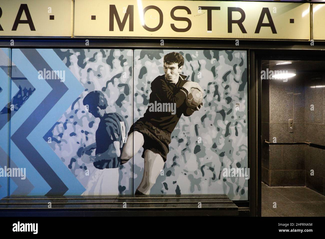 Foto Fabio Sasso/LaPresse 05/12/2020 Napoli, ItaliaCronacail presidente della SSC Napoli ,Aurelio De Laurentiis ed il giocatore victor Osimhen questa mattina inaugurata la stazione della metropolitana EAV di piazzale vecchio entitolandola a Maradona.nella foto: la stazione della Cumana con i murales dei calciatori che hanno fatto la storia del NapoliPhoto Fabio Sasso/LaPresse 05 dicembre 2020 Napoli, ItalyNewsDiego Maradona prende il nome anche in suo onore dopo la morte del giocatore più grande del club la settimana scorsa Foto Stock