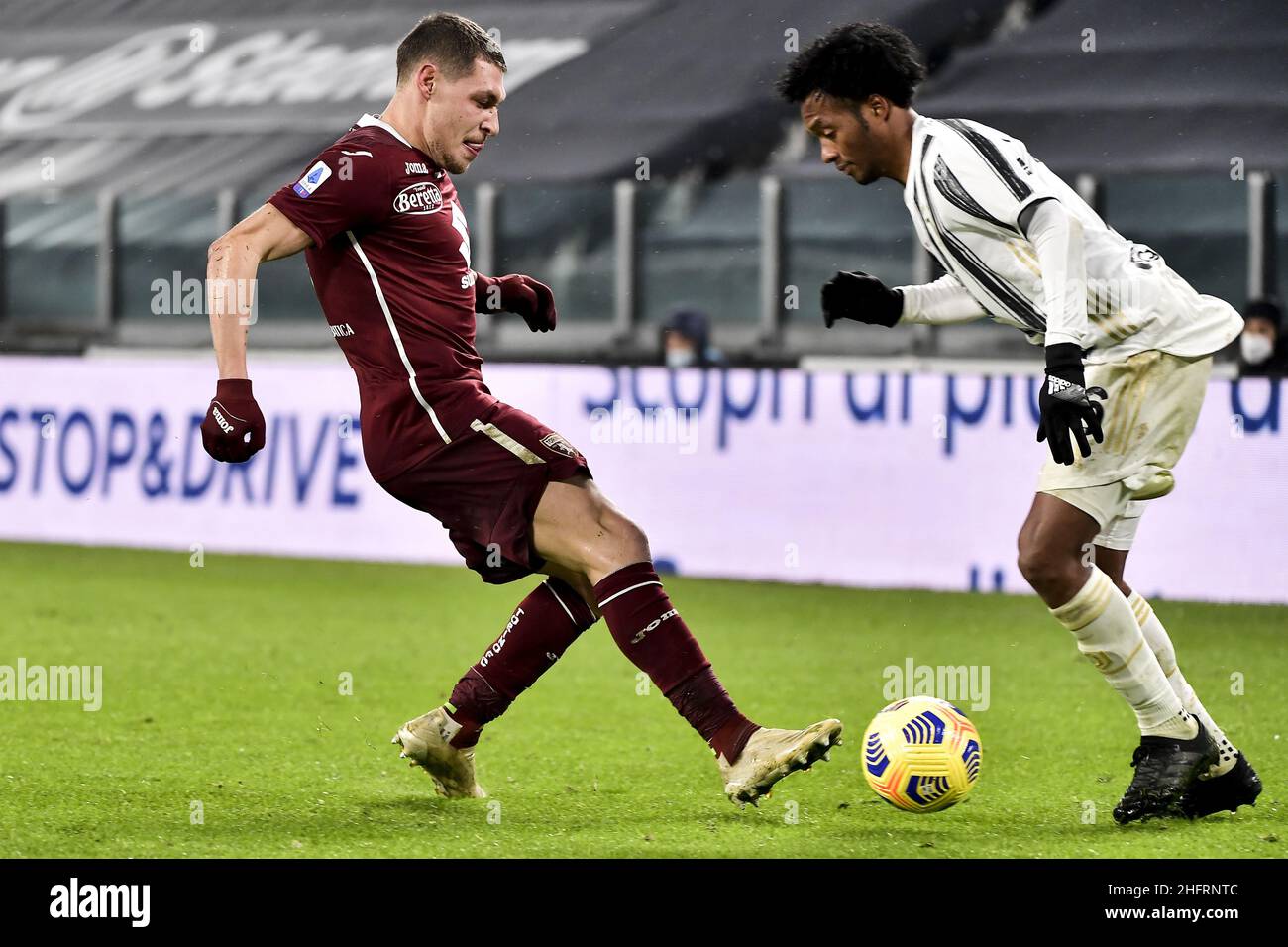 Marco Alpozzi/LaPresse 05 dicembre 2020 Torino, Italia sport soccer Juventus vs Torino - Campionato Italiano Calcio League A TIM 2020/2021 - Stadio Allianz nella foto: Andrea Belotti (Torino F.C.); Juan Cuadrado (Juventus F.C.); Foto Stock