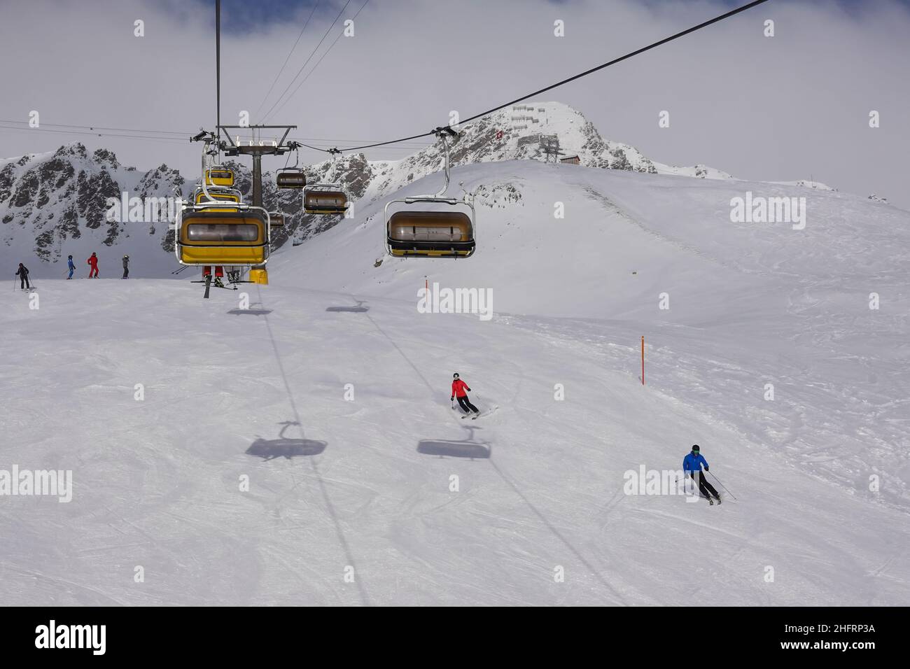 Sciatori e seggiovie nella stazione sciistica di Saint Moritz, nelle alpi, nel Canton Graubunden, in Svizzera Foto Stock