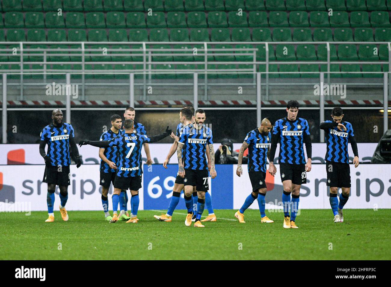 Foto Piero Crociatti / LaPresse 05/12/2020 - Milano, Italia Sport, Calcio Inter vs Bologna - Campionato italiano di calcio Serie A TIM 2020-2021 - Stadio San Siro nella foto: Achraf Hakimi esulta dopo il gol 3-1 Foto Piero Crociatti / LaPresse 05/12/2020 - Milano, Italia Sport, Calcio Inter vs Bologna - Serie A Tim Campionato Italiano di Calcio 2020-2021 - Stadio San Siro nella foto: Achraf Hakimi celebra con i compagni di squadra dopo aver segnato un gol 3-1 Foto Stock