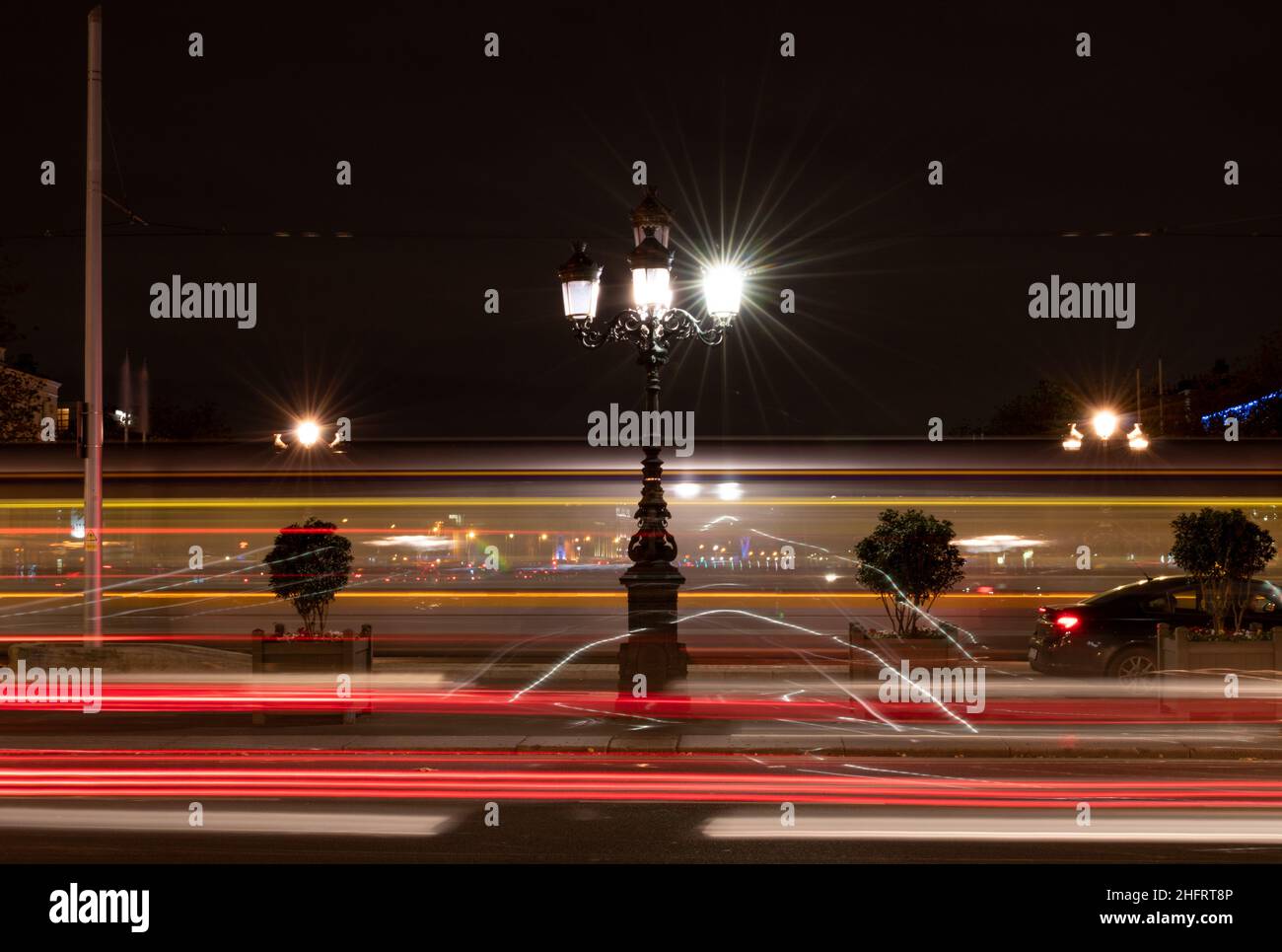 Percorsi leggeri durante l'ora di punta su o'Connell Bridge, Dublin City, Irlanda. Foto Stock