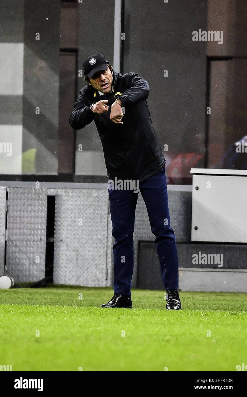 LaPresse/Marco Alpozzi 09 dicembre 2020 Milano (Italia) sport soccer Inter Vs Shakhtar Donetsk - Champions League Group Stage - Gruppo B - Stadio Giuseppe Meazza nella foto: Antonio Conte (FC Internazionale Milano); Foto Stock