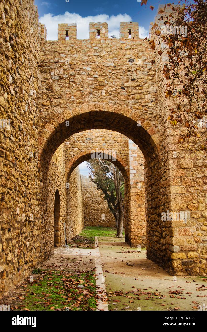 Le due arcate ben conservate della porta di Sao Gonzalo, parte delle mura moresche della città di Lagos, Algarve, Portogallo Foto Stock