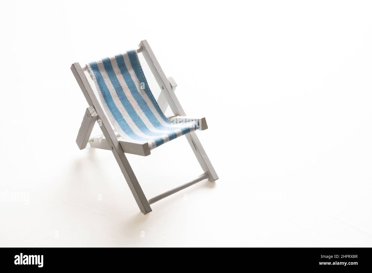Sedia a sdraio, sedia da spiaggia a strisce blu bianca isolata su sfondo  bianco. Vacanza estiva, elemento di design resort di mare Foto stock - Alamy