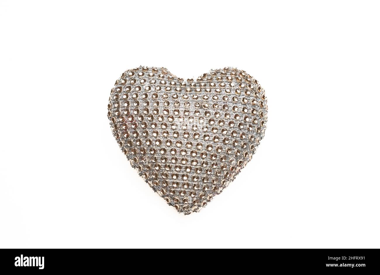Anniversario di matrimonio, simbolo d'amore, elemento di design. Cuore isolato su bianco. Gioiello a forma di cuore lucido color argento con gemma trasparente. Foto Stock