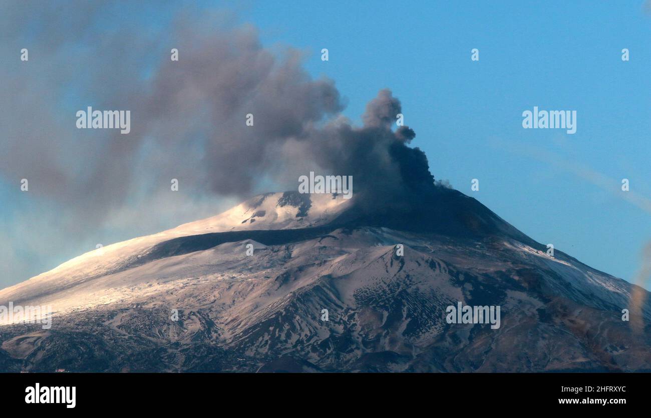 Foto Davide Anastasi/LaPresse 14-12-2020 Catania, Italia Cronaca l'Etna torna a farsi interi nella foto: Crateri di Sud-Est, operazione in corso sull'Etna imbiancato dalla neve, che ha provocato una notevole emissione di cenere Foto Davide Anastasi/LaPresse Dicembre 14, 2020 Etna erutts in Sicilia News Etna Catania Foto Stock