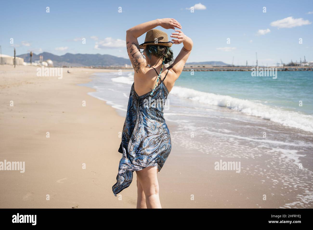 Alternativa femmina godendo una passeggiata estiva vicino al mare Foto Stock