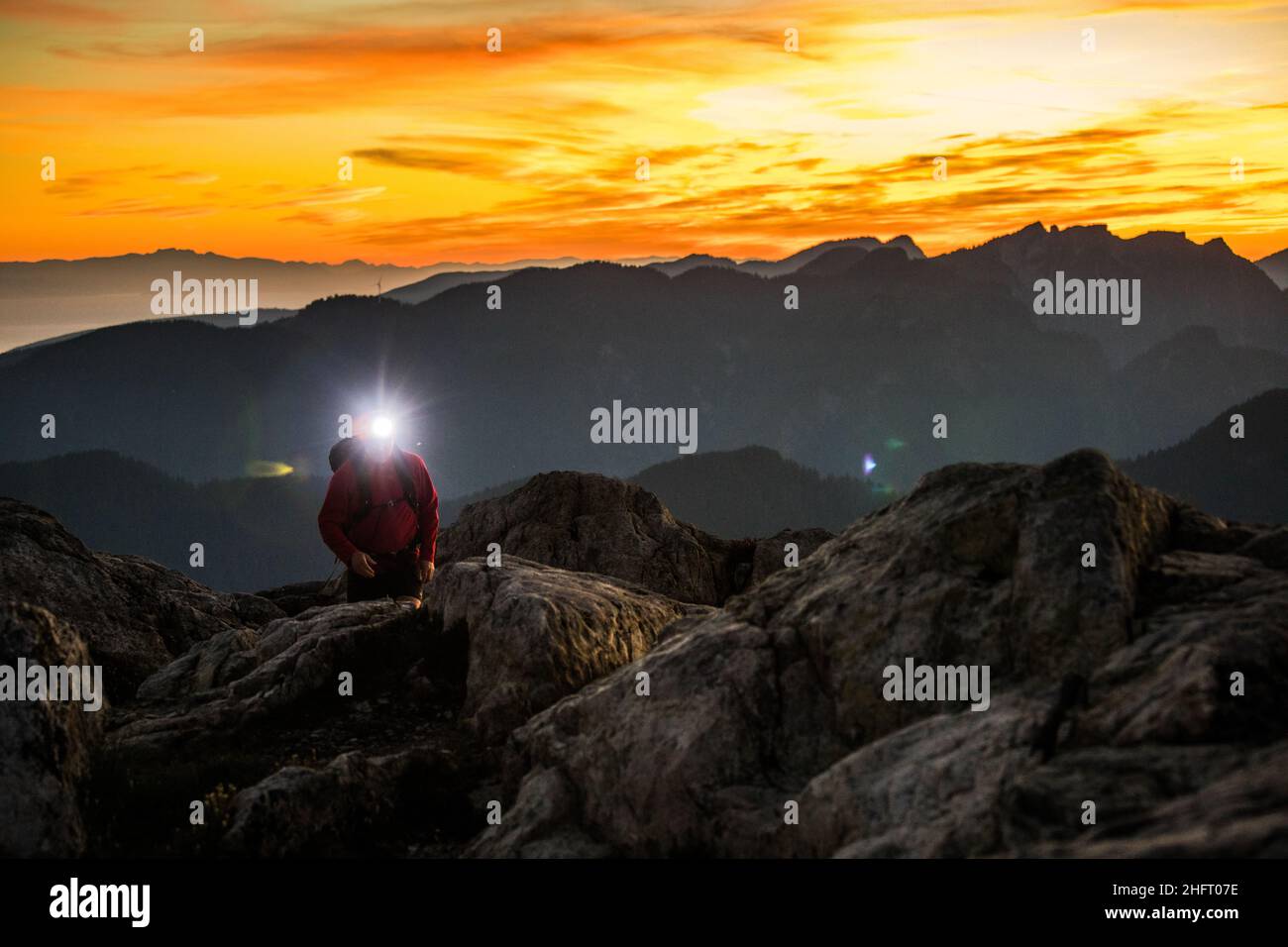Arrampicatore che naviga la cresta di montagna di notte, Vancouver B.C. Foto Stock