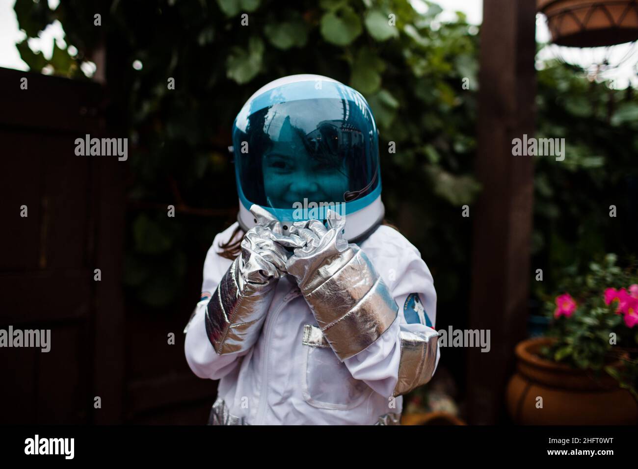 Ragazza di sei anni vestita come astronauta per Halloween a San Diego Foto Stock