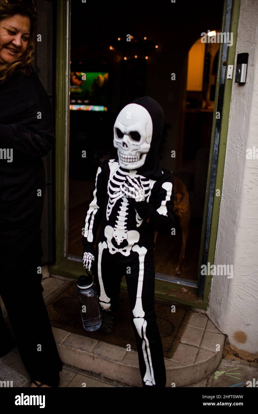Sei anni vestito come scheletro per Halloween a San Diego Foto Stock