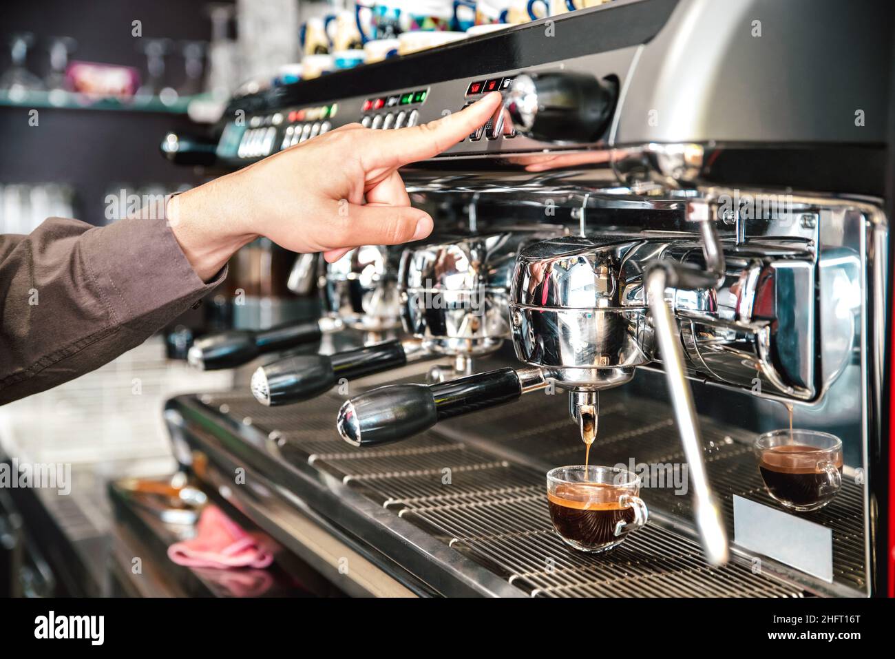 Classico barista caffè espresso italiano su macchina caffè alla caffetteria moda - concetto di industria alimentare e delle bevande con barman professionale Foto Stock