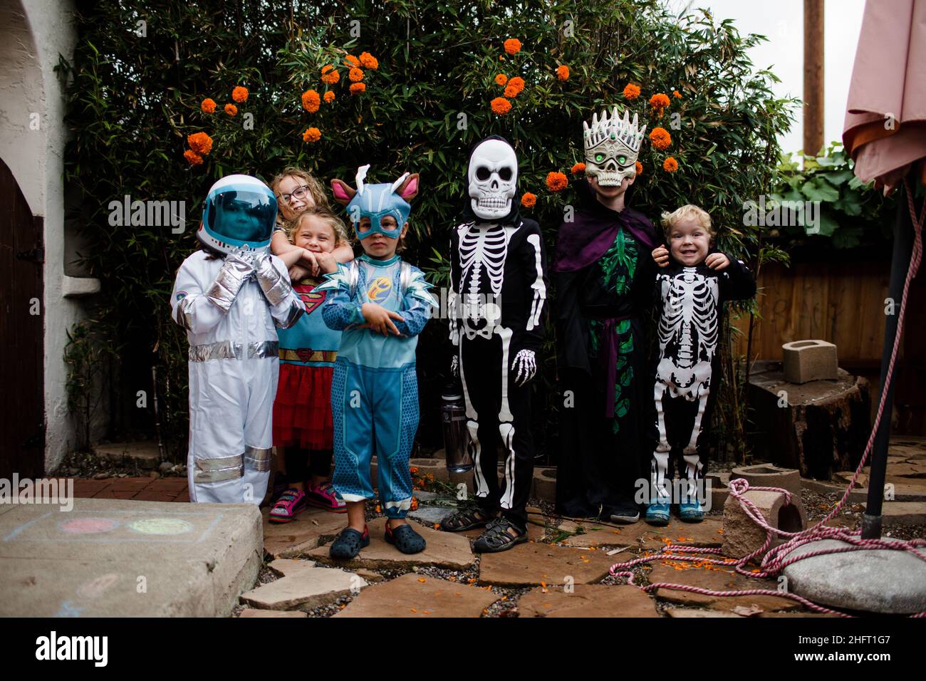Gruppo di bambini in costume in posa per Halloween a San Diego Foto Stock