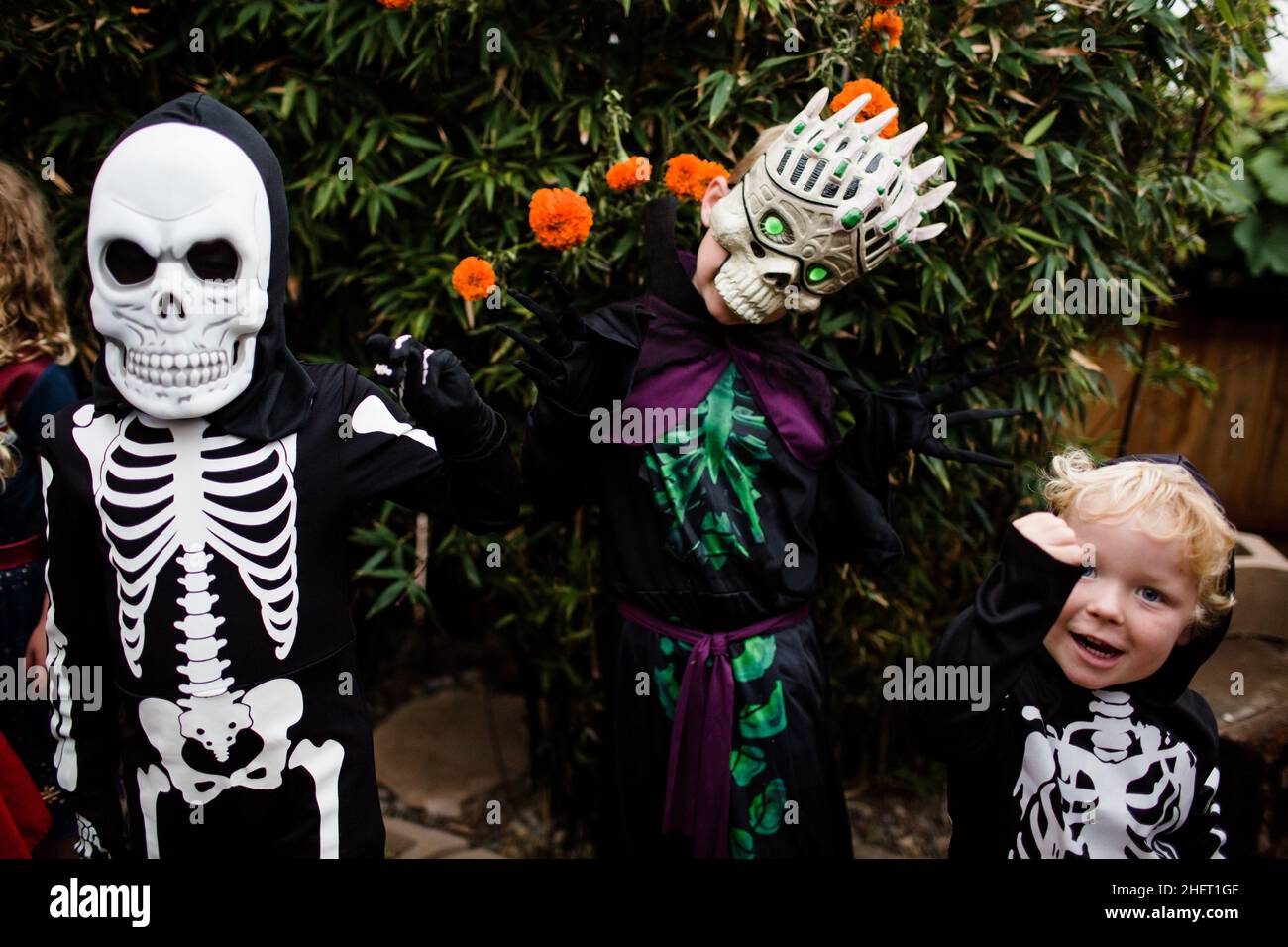 Tre ragazzi in costume in posa per Camera su Halloween a San Diego Foto Stock