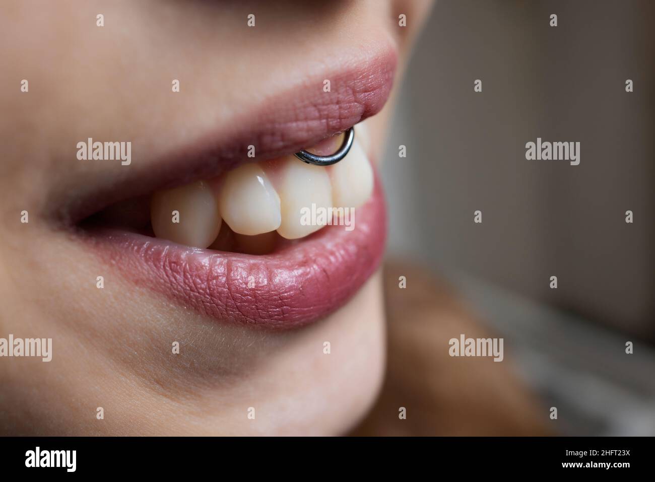 sorridi o frenulum piercing sotto il labbro superiore Foto Stock