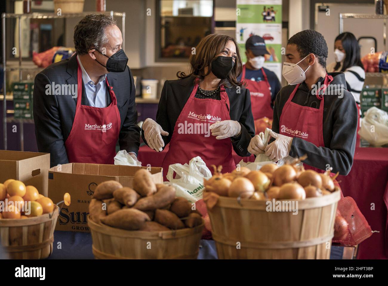 Washington, Stati Uniti. 17th Jan 2022. Il Vice Presidente degli Stati Uniti Kamala Harris e suo marito secondo Gentleman Douglas Emhoff aiuta la produzione di borsa con il volontario Brian Williams, 15, come lei partecipa ad un evento di servizio della comunità a Martha's Kitchen a Washington, DC lunedì 17 gennaio 2022. Foto di Ken Cedeno/UPI Credit: UPI/Alamy Live News Foto Stock