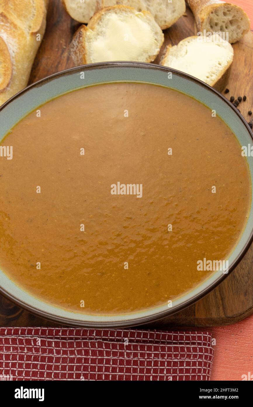 zuppa di verdure in una ciotola su un tavolo con pane Foto Stock