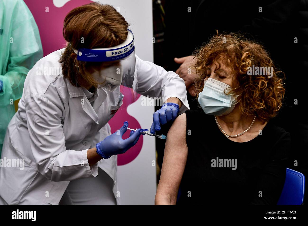 Marco Alpozzi/LaPresse 27 dicembre 2020 Torino News V-DAY PIEMONTE - Vaccine Day, data scelta dall'Unione europea per l'avvio simbolico della vaccinazione anticovida, 910 dosi destinate per la zona piemontese per questa giornata. Le prime persone vaccinate sono Giovanni di Perri, responsabile delle malattie infettive dell'Ospedale Amedeo di Savoia e Valeria Ghisetti, direttore del laboratorio di Microbiologia e Virologia nella foto: Valeria Ghisetti Foto Stock