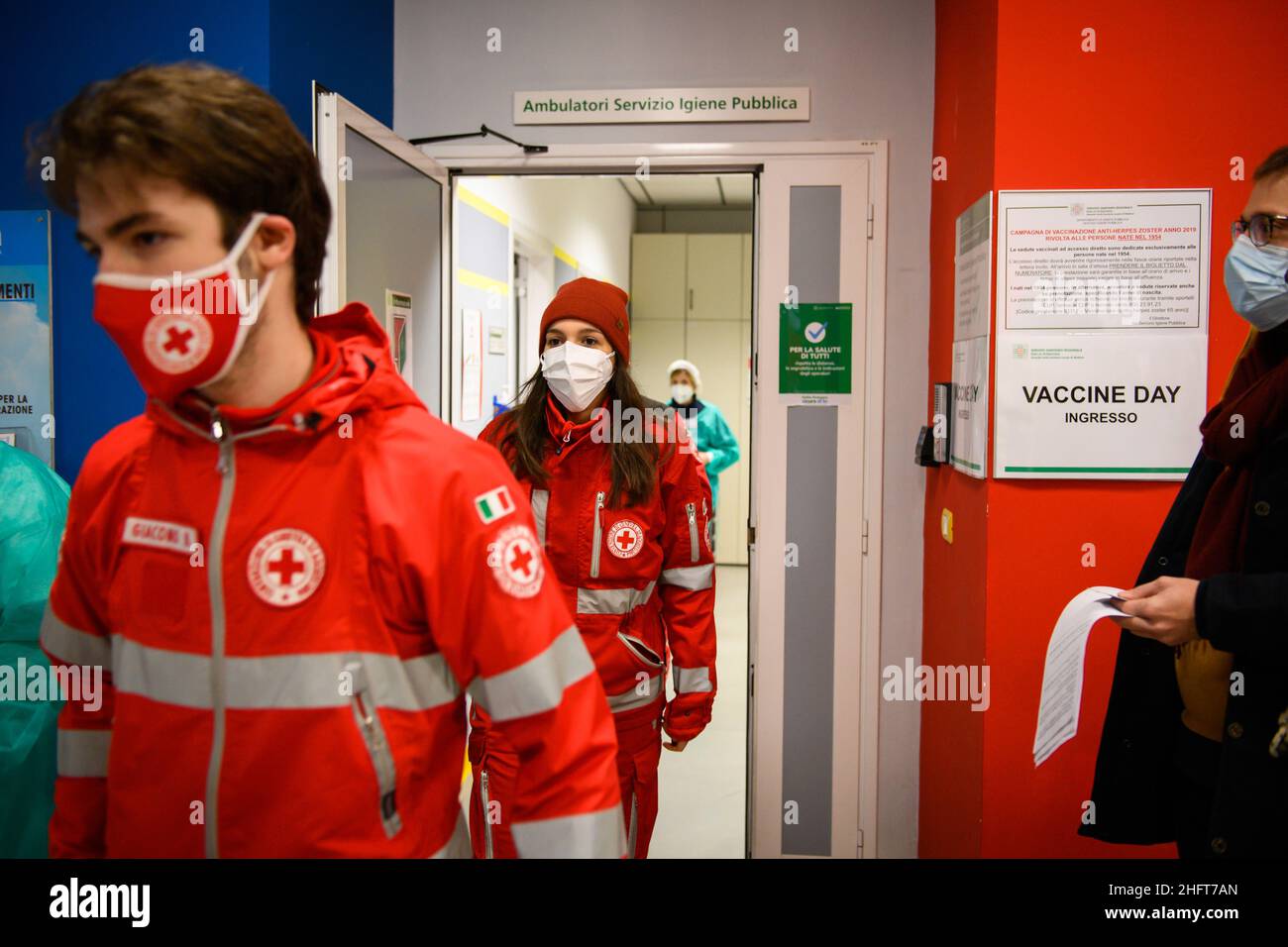 Massimo Paolone/LaPresse 27 dicembre 2020 Modena, Italia News lancio della campagna di vaccinazione anti-Covid in tutta l'Emilia-Romagna - Centro servizi Ausl del vaccino Baggiovara Pfizer-BioNtech nel pic: Una fase di vaccinazione Foto Stock