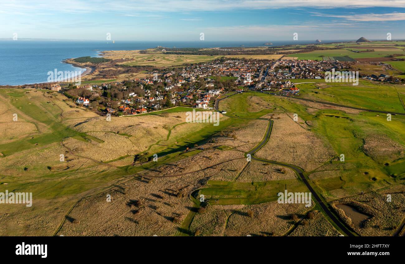 Vista aerea dal drone del campo da golf Gullane Golf Links e villaggio di Gullane, East Lothian, Scozia, Regno Unito Foto Stock