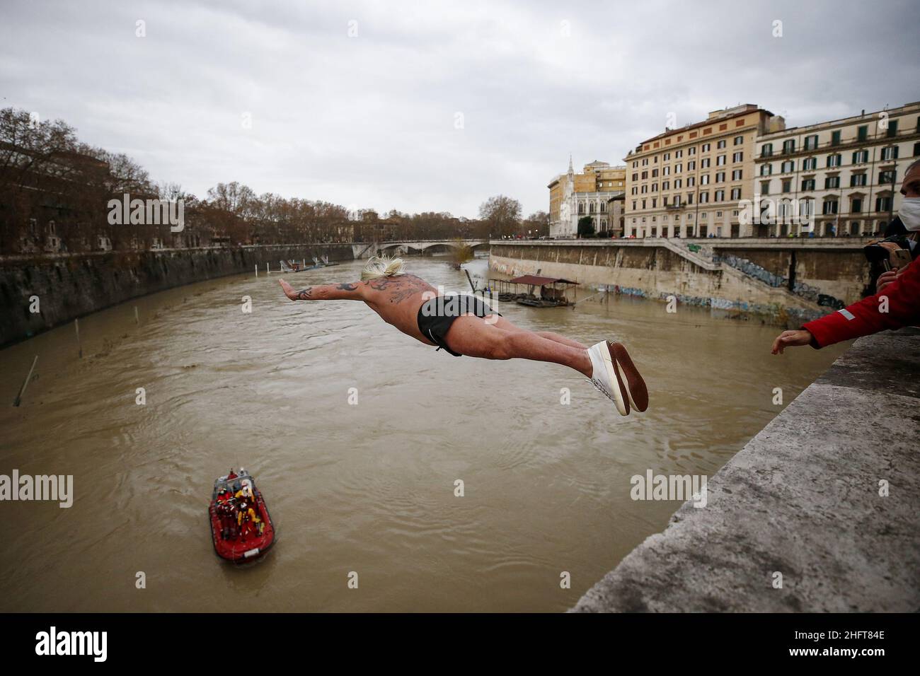 Cecilia Fabiano/LaPresse Gennaio 01, 2021 Roma (Italia) News: Tuffarsi nel Tevere dal Ponte Cavour per festeggiare il primo giorno dell'anno in età di Coronavirus nel Pic : Maurizio Palmulli Mister OK Foto Stock