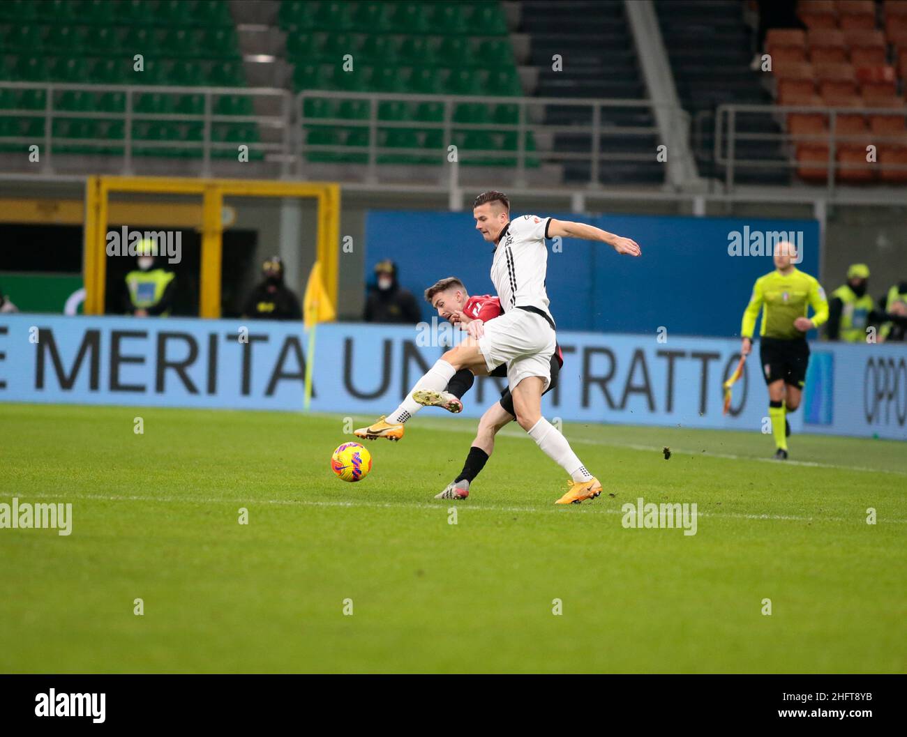 Nel corso del campionato Italiano una partita di calcio tra AC Milan e  Spezia Calcio su Januray 17, 2022 allo stadio San Siro di Milano - Photo  Nderim Kaceli/DPPI Foto stock - Alamy