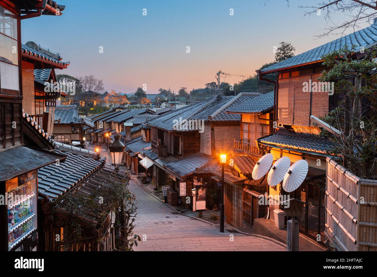 Kyoto, le strade della città vecchia del Giappone al crepuscolo nel distretto di Highashiyama. Foto Stock