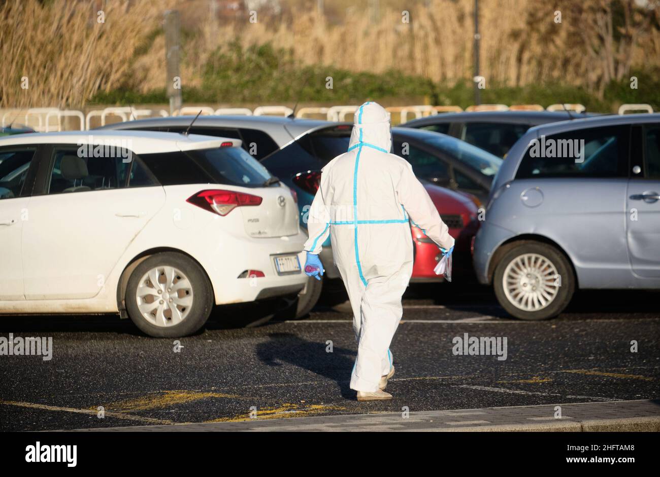 Mauro Scrobogna /LaPresse Gennaio 06, 2021&#xa0; Roma, Italia News Coronavirus, emergenza sanitaria - campagna di vaccinazione al Policlinico Tor Vergata nella foto: Nella massima protezione individuale nel parcheggio di fronte al Policlinico Tor Vergata Foto Stock