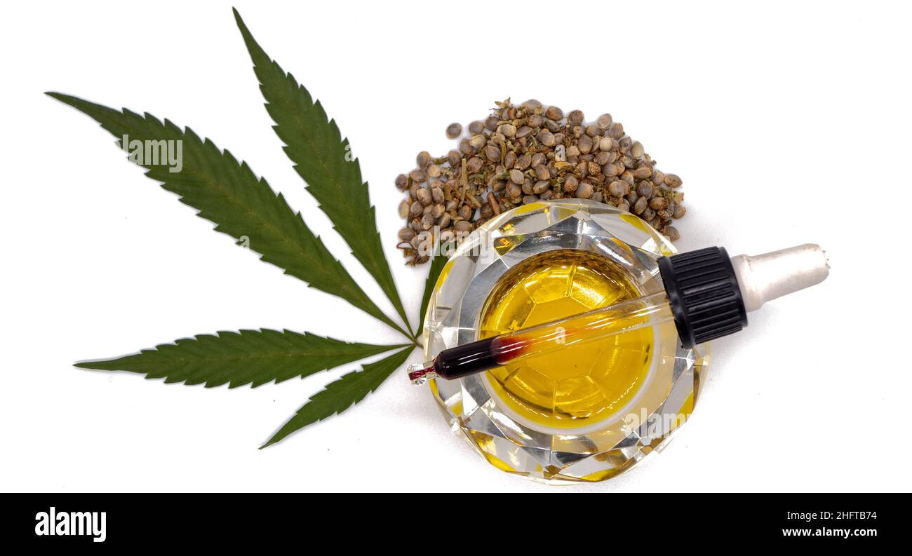 Panorama CBD Oil Bowl con olio di canapa, foglie e semi Foto Stock